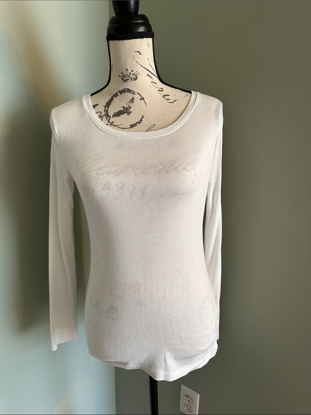 Women's Long-Sleeve Scoop Neck Tee - White